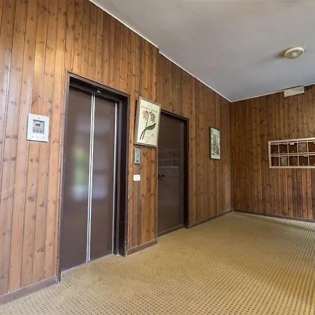 Shell - Spazioso Attico Con Wifi Gratuito E Posto Auto דירה פרוג'ה