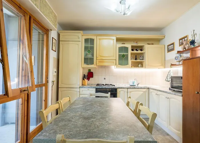 Shell - Spazioso Attico Con Wifi Gratuito E Posto Auto Апартаменты *