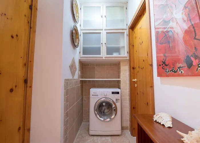 Апартаменты Shell - Spazioso Attico Con Wifi Gratuito E Posto Auto *