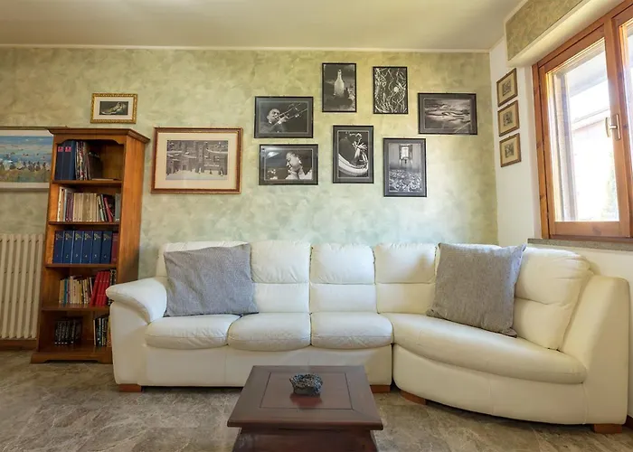 Shell - Spazioso Attico Con Wifi Gratuito E Posto Auto Апартаменты